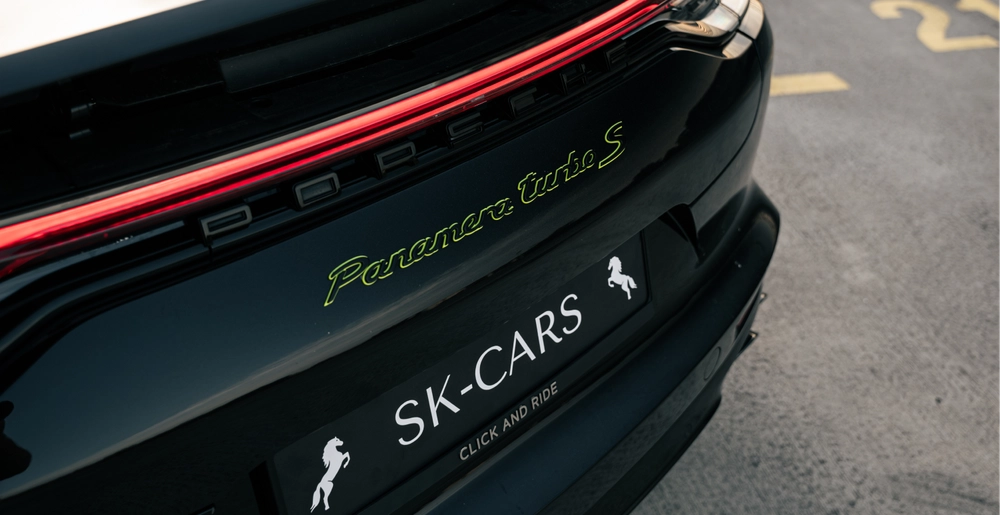 Логотип Porsche Panamera Turbo S E-Hybrid на крышке багажника автомобиля.