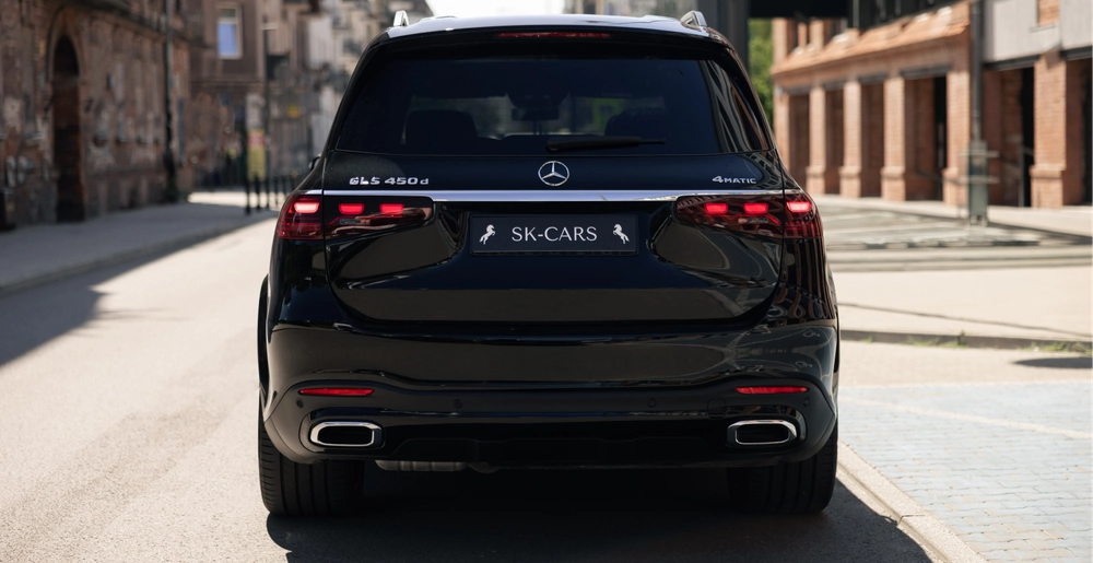 Tył Mercedes-Benz GLS 450d 4MATIC z charakterystycznymi światłami LED